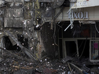Следователи-криминалисты при осмотре сгоревшего здания торгово-развлекательного центра "Зимняя вишня" в Кемерово обнаружили пучок высоковольтных проводов, проложенных через батутный зал