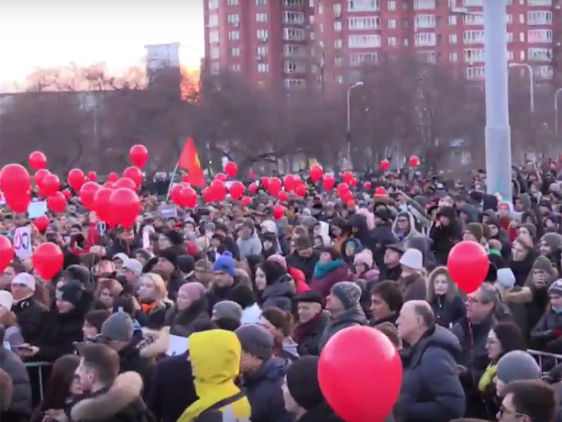 Тысячи жителей Екатеринбурга вышли на площадь Обороны, где 2 апреля проходит митинг, анонсированный главой города Евгением Ройзманом, против отмены прямых выборов мэра столицы Свердловской области