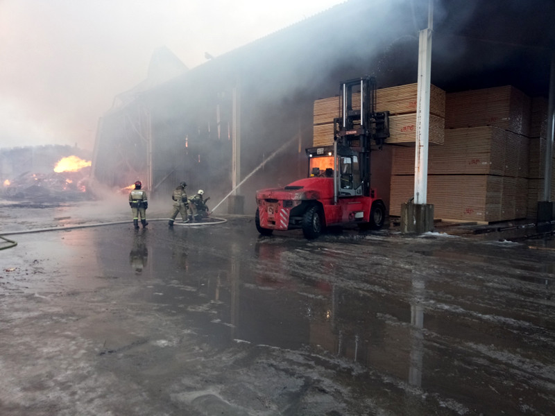 Пожар на деревообрабатывающем складе под Петербургом охватил 2000 кв. м