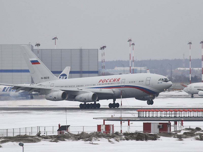 Первый самолет из Вашингтона с высланными из США российскими дипломатами приземлился в воскресенье в московском аэропорту Внуково-2
