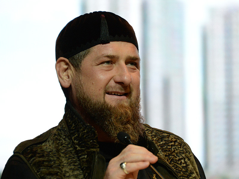 В России нет человека, который мог был составить достойную альтернативу действующему президенту Владимиру Путину, поэтому срок его полномочий необходимо продлить, внеся соответствующие изменения в законодательство, считает глава Чечни Рамзан Кадыров