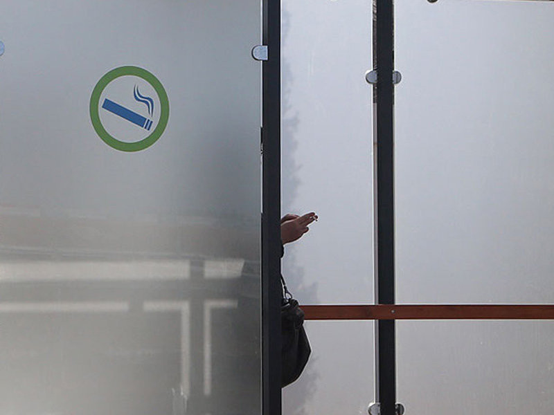 . Комитет Госдумы по транспорту и строительству поддержал законопроект, который устанавливает возможность курения табака в специально изолированных местах на территории аэровокзалов.
