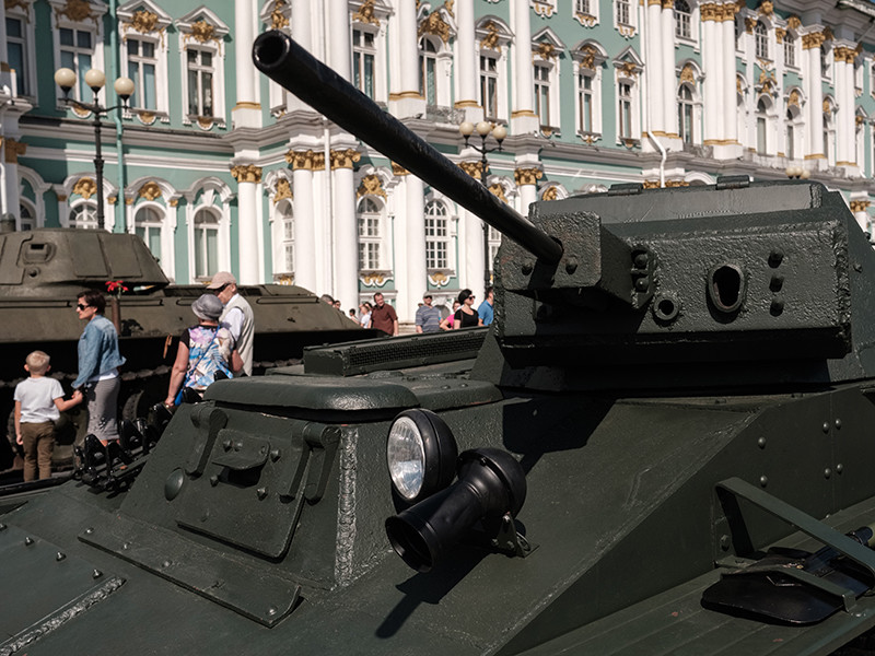В Петербурге начата проверка после инцидента с танком, давившим зрителей фестиваля

