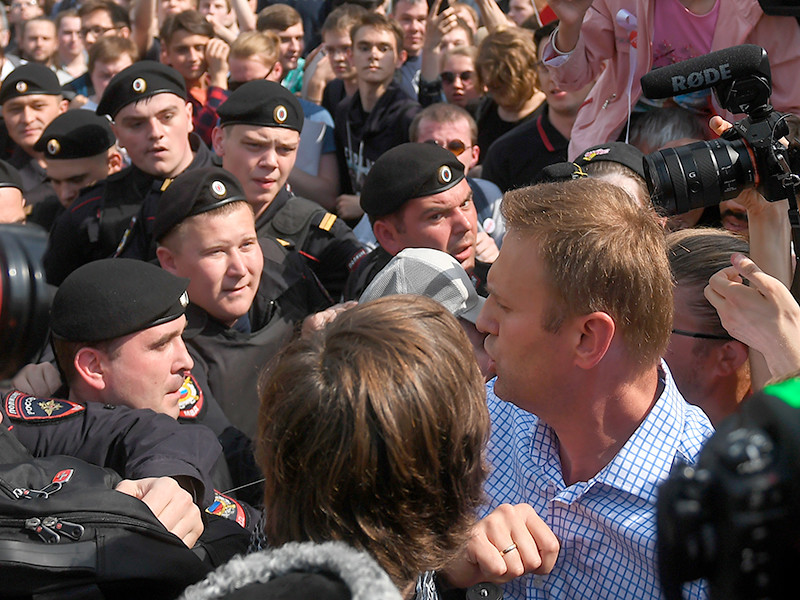 Алексей Навальный во время несанкционированной акции оппозиции на Пушкинской площади в Москве