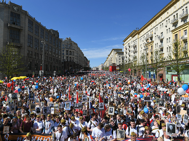 Участники общественной акции "Бессмертный полк" начали шествие по центру Москвы