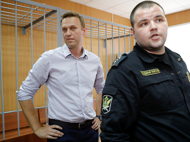 Тверской районный суд Москвы приговорил оппозиционного политика Алексея Навального к 30 суткам административного ареста за акцию 5 мая "Он на не царь"