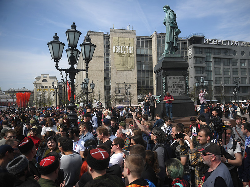 Казаков, которые били нагайками протестующих на акции "Он нам не царь" 5 мая в Москве, выпороли их соратники