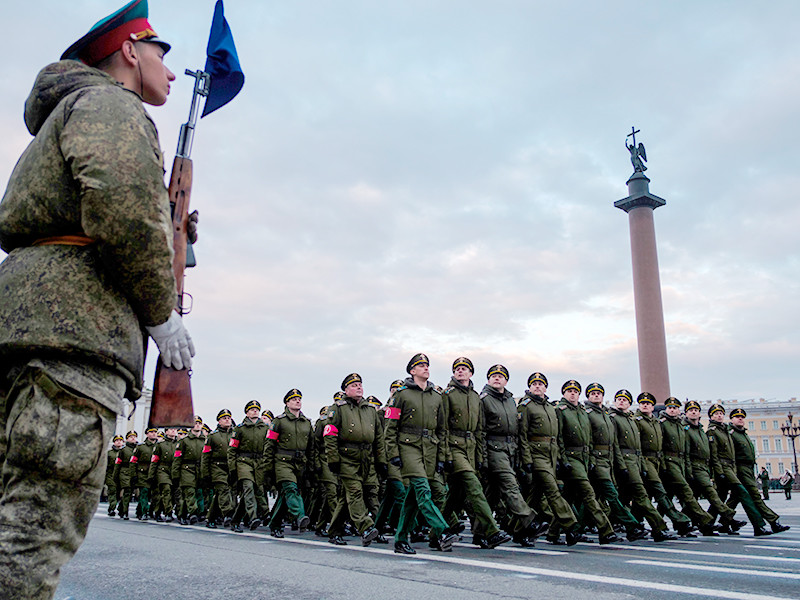 Парадные расчеты военнослужащих на репетиции военного парада, посвященного 73-й годовщине Победы в Великой Отечественной войне, на Дворцовой площади в Санкт-Петербурге, 24 апреля 2018 года

