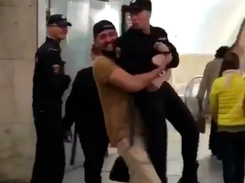 В московском метро молодой человек пронес сотрудника Росгвардии на руках. Теперь ему грозит до пяти лет колонии