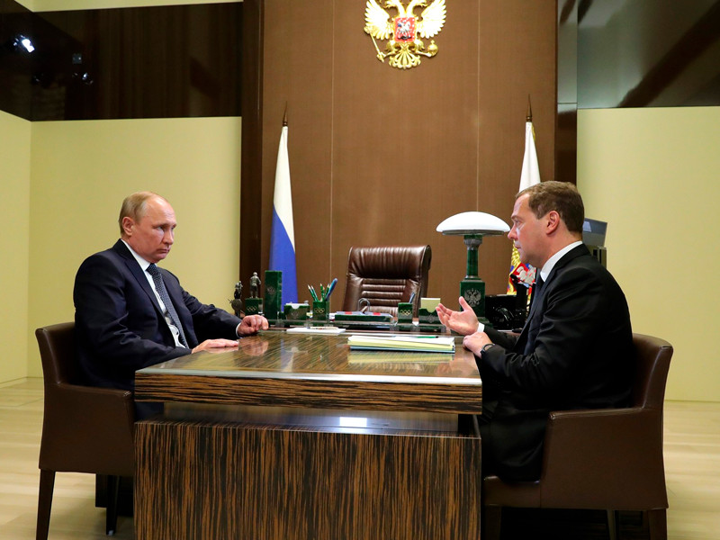 Премьер-министр РФ Дмитрий Медведев провел рабочую встречу с президентом Владимиром Путиным, в ходе которой представил свои предложения по формированию нового кабинета министров. В частности, он рассказал о проекте реформы Минобрнауки