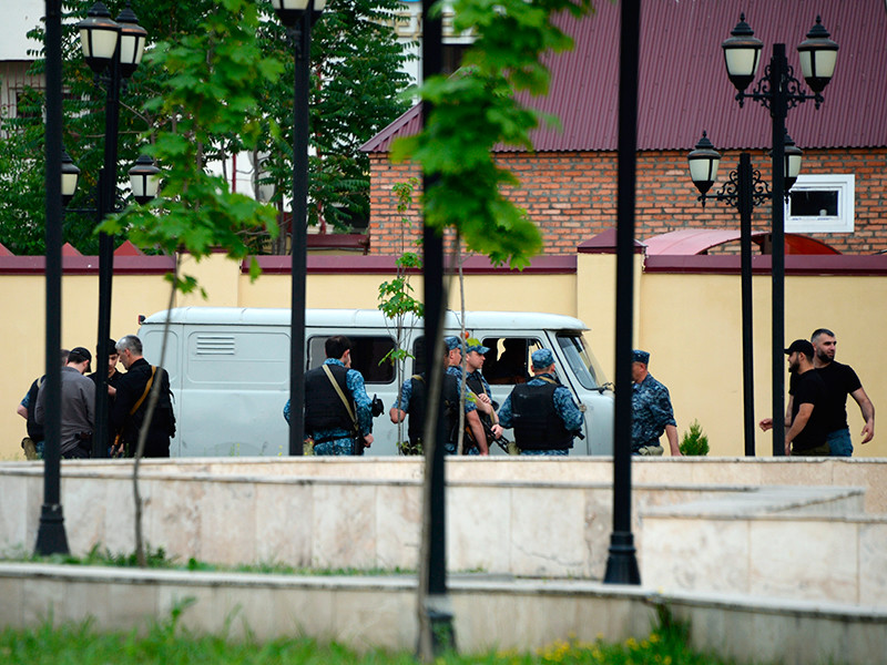 Сотрудники правоохранительных органов у церкви Архангела Михаила в центре Грозного, в которой четверо боевиков пытались захватить прихожан в качестве заложников
