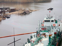 Как уточняется на сайте Министерства ЖКХ и энергетики Якутии, разлив нефтепродуктов произошел на территории базы ООО судоходной компании "Якутск" во время демонтажа старого речного судна. На утро 19 мая площадь загрязнения составляет порядка 500 квадратных метров
