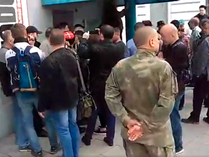 Казаки и люди в камуфляже пытались сорвать "протестный" фестиваль в Сахаровском центре Москвы