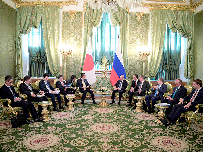 26 мая 2018. Президент РФ Владимир Путин и премьер-министр Японии Синдзо Абэ (в центре слева) во время встречи
