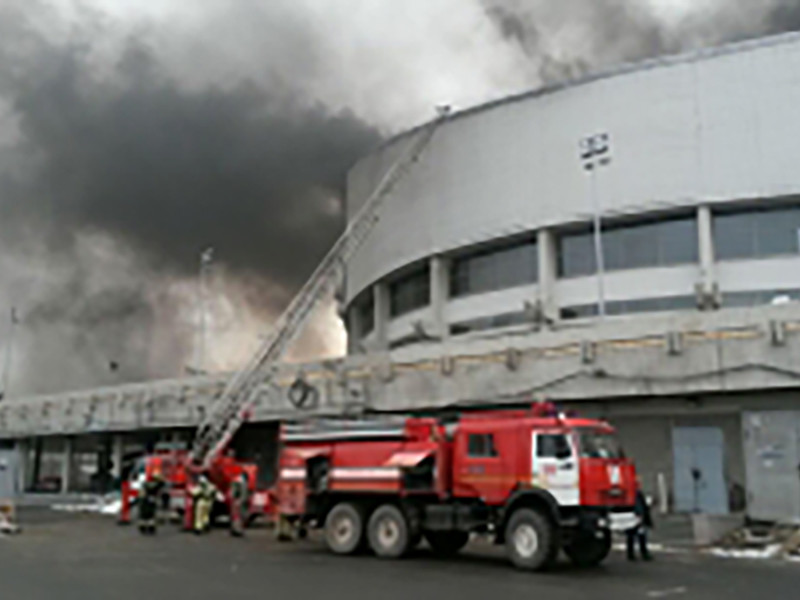 Десятки пожарных тушат загоревшийся дворец спорта в Красноярске (ВИДЕО)
