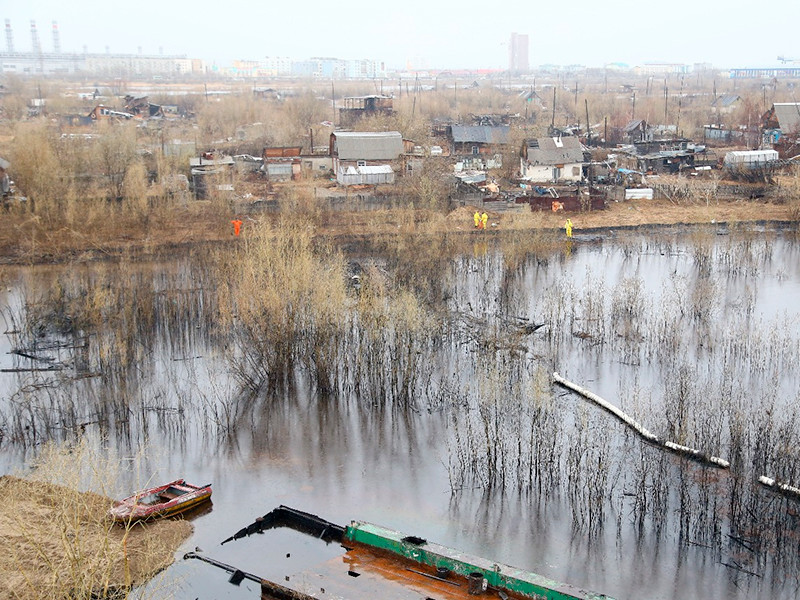 Власти Якутии неделю игнорировали разлив нефтепродуктов на Лене, пока не выяснилось, что это грозит Якутску катастрофой

