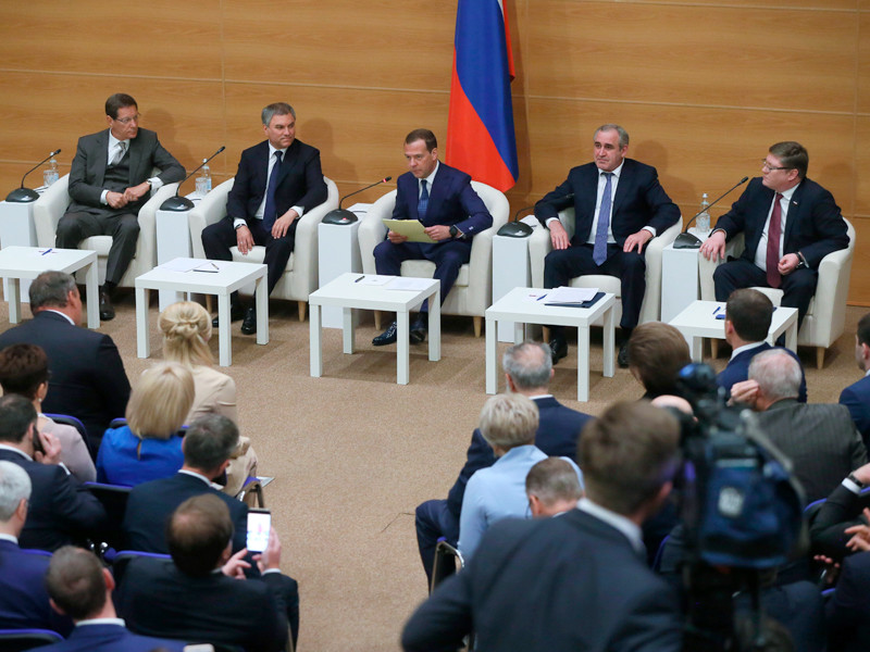 Исполняющий обязанности председателя правительства РФ Дмитрий Медведев во время встречи с депутатами фракции «Единая Россия»