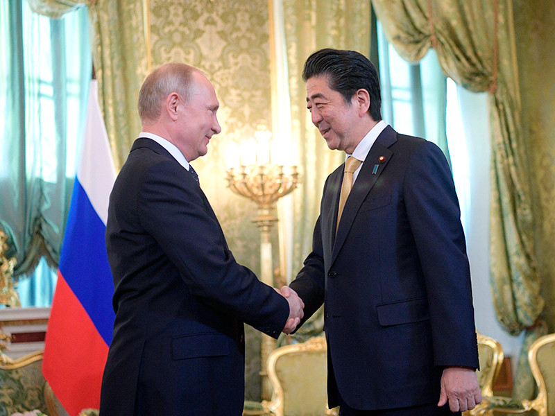26 мая 2018 года, президент РФ Владимир Путин и премьер-министр Японии Синдзо Абэ  во время встречи
