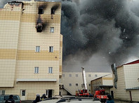 В Кемерово рабочие прекратили снос здания сгоревшего торгового центра "Зимняя вишня" после того, как на место прибыли сотрудники полиции.
