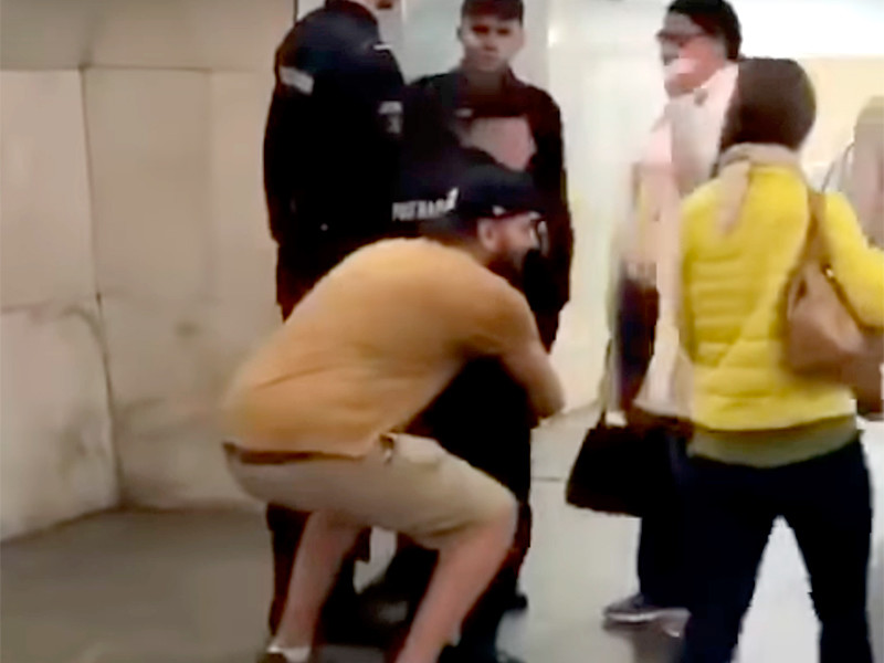 Мужчину, который носил росгвардейца в метро, ограничили подпиской о невыезде

