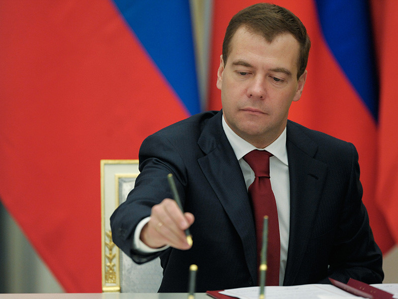 Премьер-министр Дмитрий Медведев утвердил методические указания по разработке национальных проектов, согласно которым для министров, глав регионов и их заместителей вводится ответственность за исполнение нового майского указа президента Владимира Путина