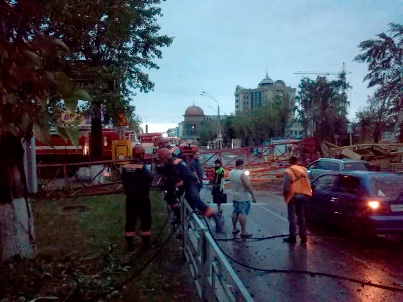Из-за урагана в Центральном районе Барнаула введен режим ЧС
