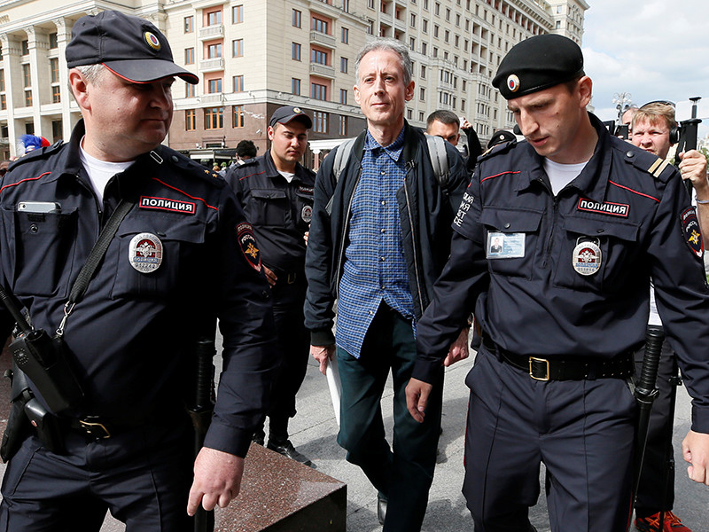 Британский активист Питер Тэтчелл смог беспрепятственно покинуть территорию РФ после проведения акции в Москве, несмотря на заведенное на него административное дело и обязательство явиться в суд
