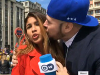 В Москве колумбийскую журналистку, освещавшую ЧМ, схватили за грудь и поцеловали во время эфира с криком: "Россия - чемпион!"