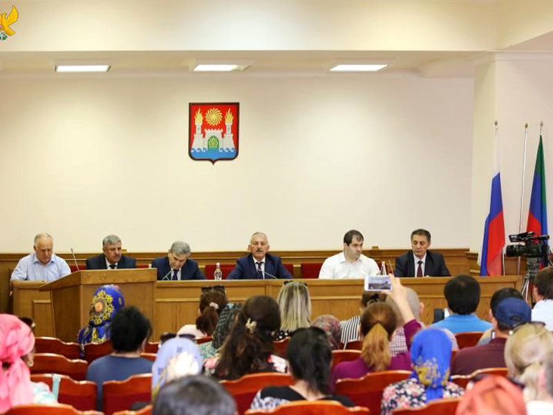 Встреча в мэрии прошла под руководством зампреда правительства Дагестана Гасана Идрисова и врио главы города Абусупьяна Гасанова