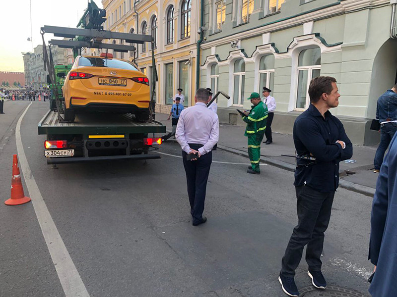 Наехавший на пешеходов в Москве таксист заявил, что уснул за рулем
