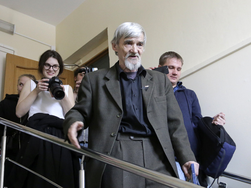Главу карельского "Мемориала" Юрия Дмитриева, задержанного накануне по новому делу о сексуальном насилии в отношении его приемной дочери, отправили под арест. Суд арестовал историка на два месяца, до 28 августа