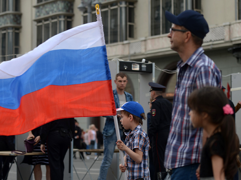 Социологи провели традиционный опрос к 12 июня, замерив уровень патриотизма россиян и отношение к празднику
