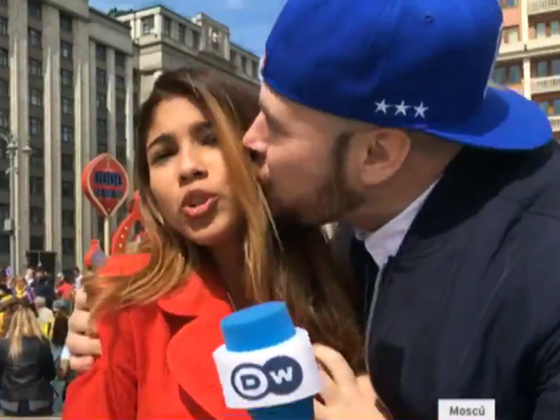 В Москве колумбийскую журналистку, освещавшую ЧМ, схватили за грудь и поцеловали во время эфира с криком: "Россия - чемпион!"