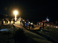 Катамаран столкнулся с баржей в 250 метрах от берега около 22:00 в районе грузового порта и частично затонул Катамаран столкнулся с баржей в 250 метрах от берега около 22:00 в районе грузового порта и частично затонул