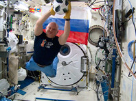 Космонавт Роскосмоса Олег Артемьев проводит тренировку по футболу на Международной космической станции