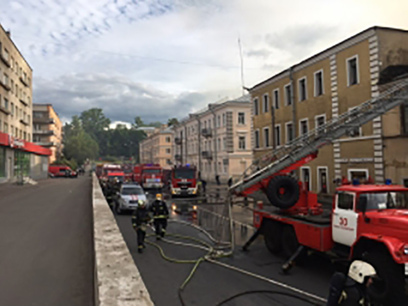 Крупный пожар произошел в торговом центре под Петербургом (ВИДЕО)
