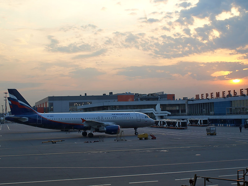 В московских аэропортах без видимых причин начались массовые задержки рейсов, несколько вылетов отменены
