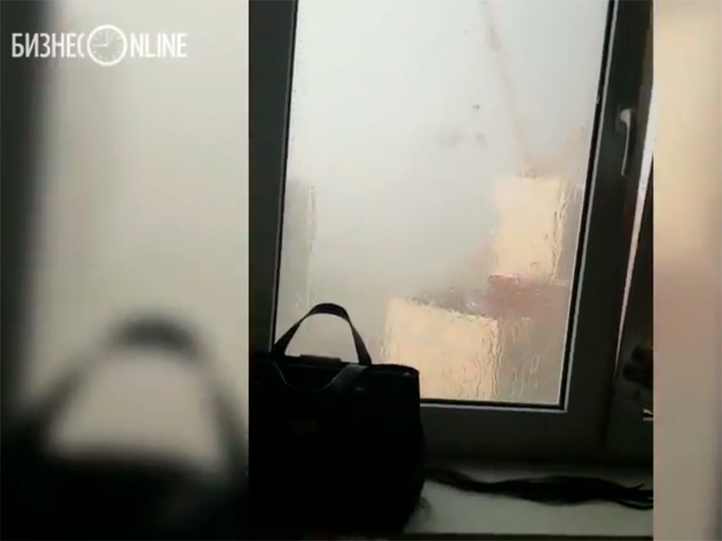 В Казани строительный кран во время непогоды упал на жилой многоэтажный дом