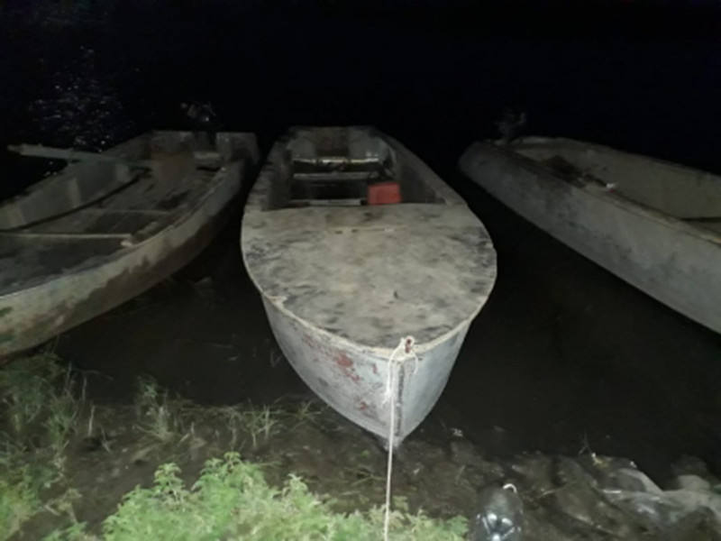 По данным следователей, местный житель 1991 года рождения, находясь в состоянии наркотического опьянения, взял у знакомого лодку типа "Южанка", посадил в нее девятерых детей и отправился с ними на противоположный берег реки