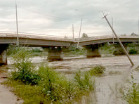 Мост был перекрыт в среду, 10 июля из-за подмыва опоры. 13 июля после увеличения угла смещения опоры моста к месту дополнительно были стянуты экипажи полиции для предотвращения выхода людей на мост, сообщили в региональном правительстве
