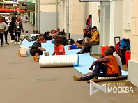 Десятки нигерийцев под видом болельщиков приехали работать в Москву, но из-за обмана застряли в аэропортах и ночевали около посольства
