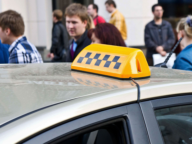 Заместитель председателя комиссии Мосгордумы по безопасности Андрей Шибаев предлагает создать "черный список" таксистов, куда вносились бы данные о водителях, на которых поступали жалобы на агрессию и рукоприкладство