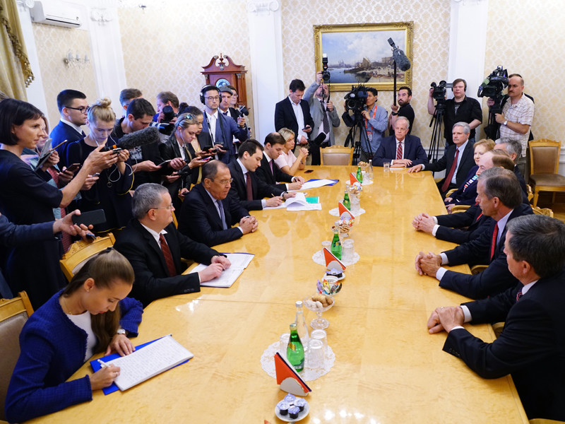 Министр иностранных дел России Сергей Лавров на встрече с делегацией Конгресса США в Москве обсудил возможность восстановления российско-американского диалога по линии парламентов