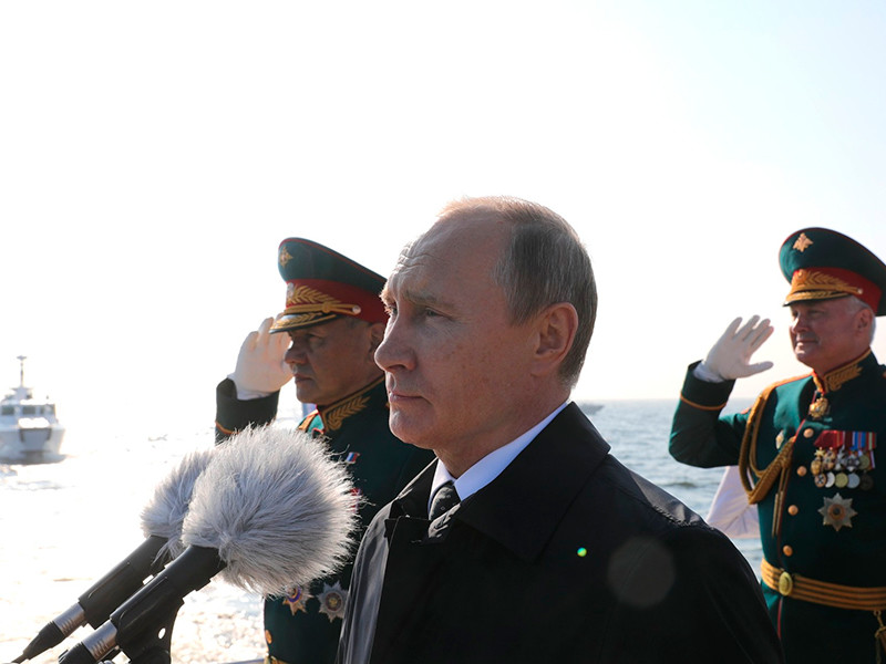 Владимир Путин принял главный военно-морской парад в Санкт-Петербурге