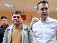 Перт Офицеров и Алексей Навальный были осуждены Ленинским судом Кирова 18 июля 2013 года за хищение 10 тысяч кубометров лесопродукции стоимостью 16 млн рублей к четырем и пяти годам лишения свободы соответственно
