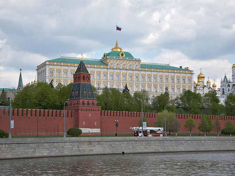 В Кремле приостановили обсуждение реформы института полномочных представителей президента. Изменения, возможно, будут, но когда - пока неизвестно. Ранее сообщалось о вероятной реформе после выборов главы государства