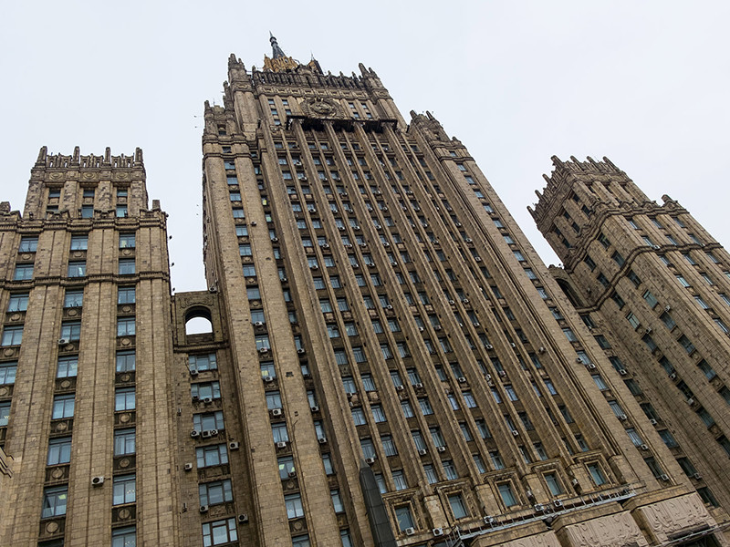 МИД РФ ответил на публикацию The Guardian о российской шпионке в посольстве США
