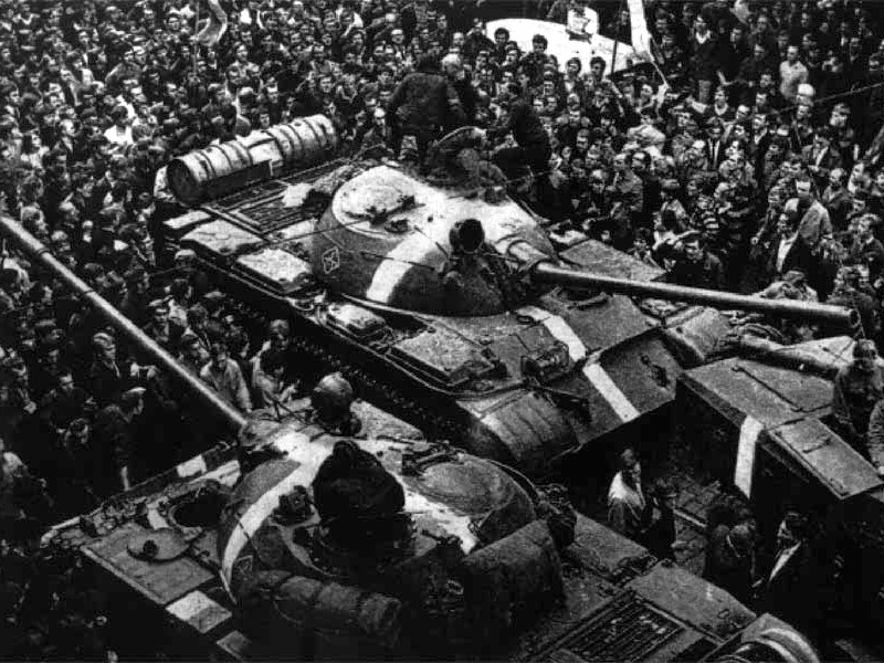 Всего треть россиян знают, что такое "Пражская весна", и с вводом танков больше согласных, чем несогласных