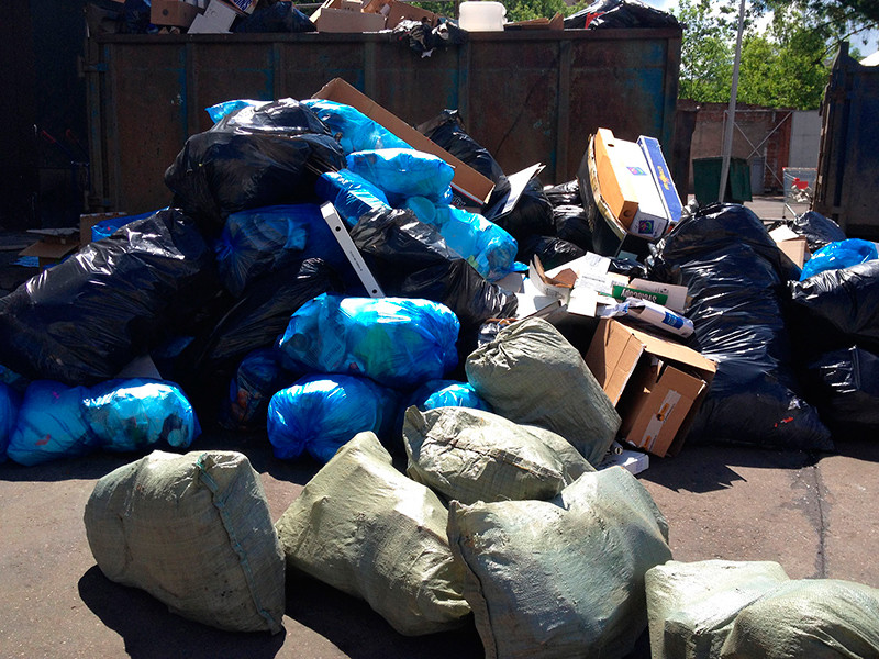 В Челябинске скопилось уже столько мусора, что введен режим ЧС: в городе коллапс