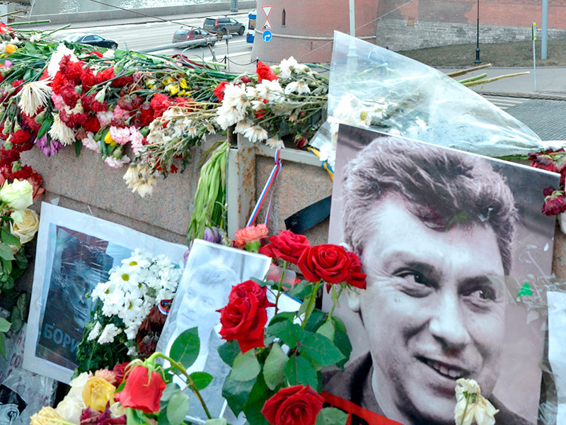 Активисты прокремлевского движения SERB напали на дежурных мемориала Бориса Немцова на Большой Москворецком мосту в ночь на 8 сентября

